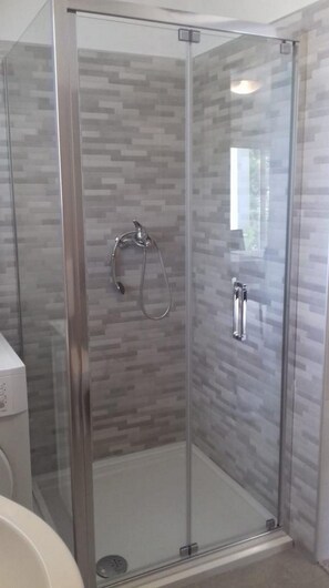 Shower, free toiletries, hair dryer, towels - Grapevine Studio Apartment (Zdrelac)