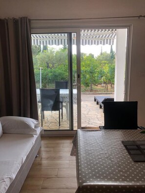 Interior - Grapevine Studio Apartment (Zdrelac)