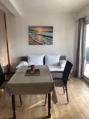Dining - Grapevine Studio Apartment (Zdrelac)