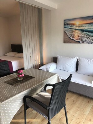 Soundproofing, iron/ironing board, WiFi, bed sheets - Grapevine Studio Apartment (Zdrelac)