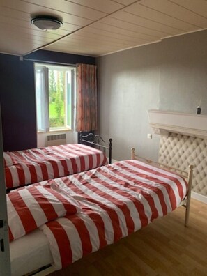 2 bedrooms, iron/ironing board, travel cot, WiFi