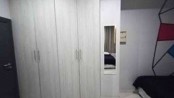 18 bedrooms, iron/ironing board, internet, bed sheets