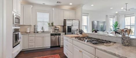 Frigorífico, microondas, horno y placa de cocina