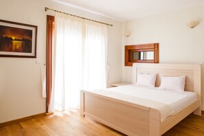 2 makuuhuonetta, työpöytä, silitysrauta/-lauta, ilmainen Wi-Fi