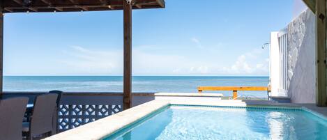 Alberca al aire libre y alberca climatizada