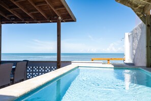 Utendørsbasseng og et oppvarmet basseng