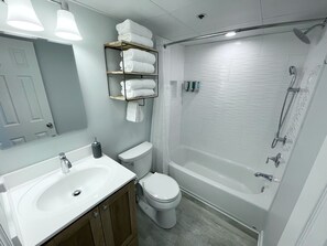 Badkar/dusch, hårtork, handdukar och tvål