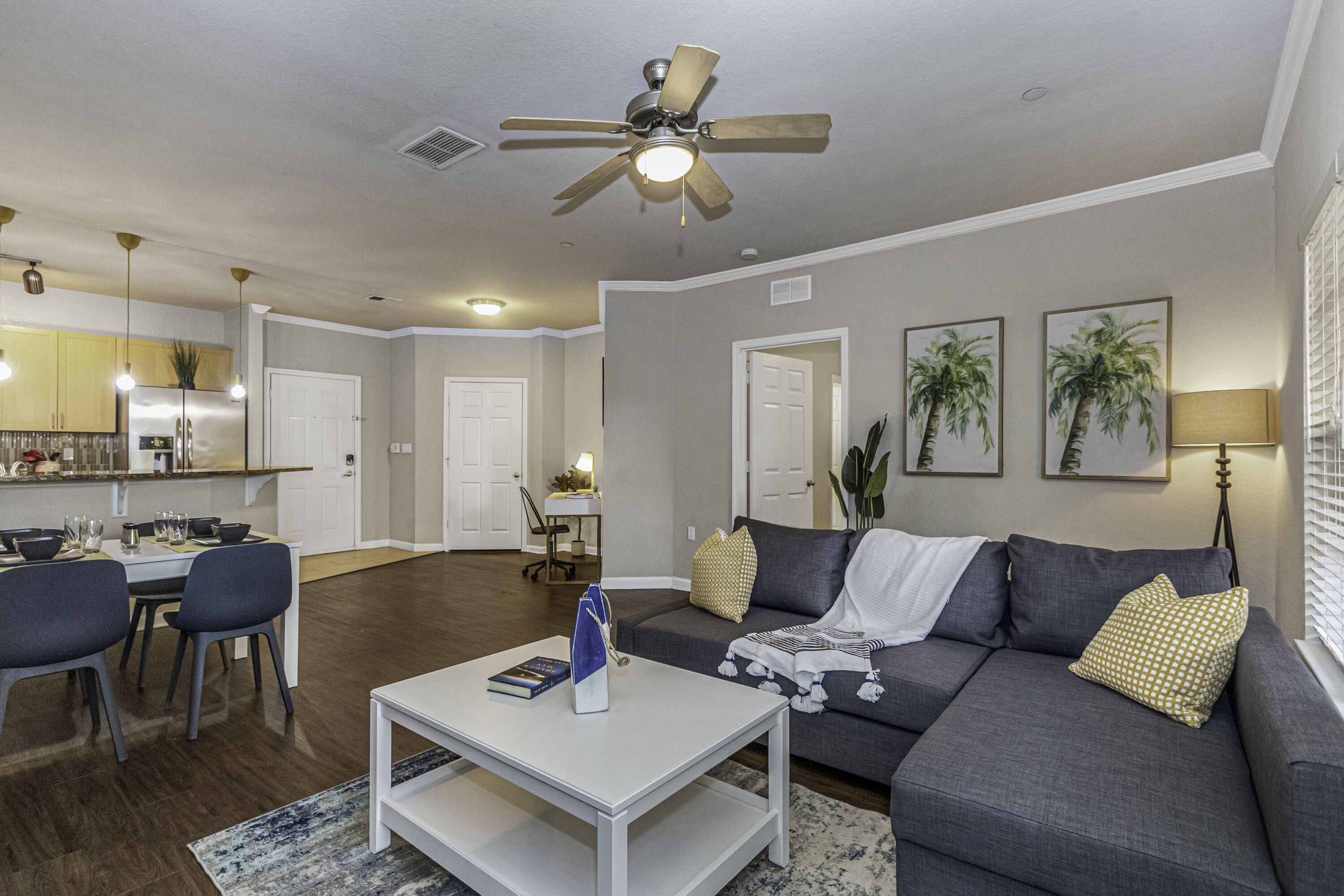 Tranquil 2BR with Pool/King Bed/Central location