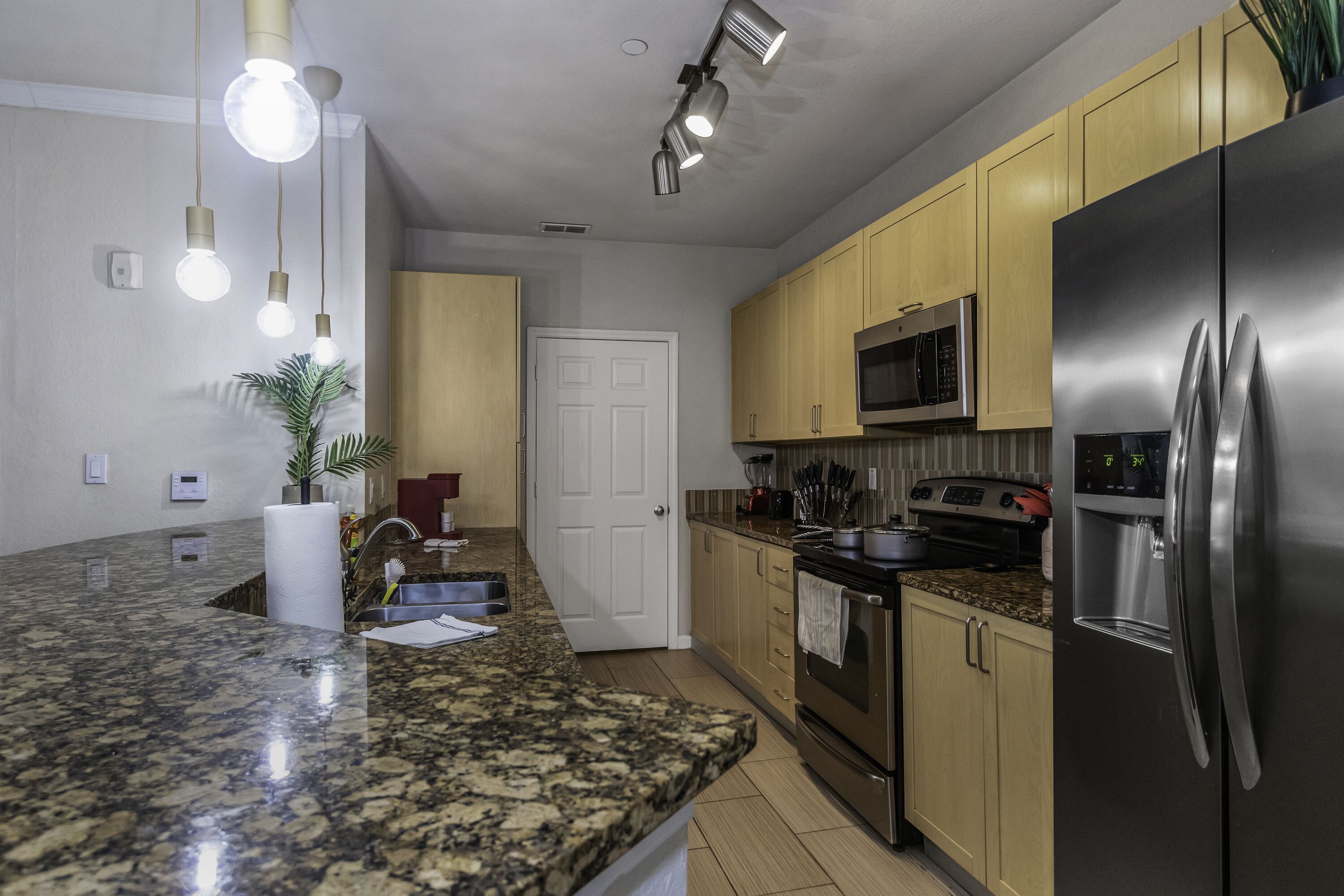 Tranquil 2BR with Pool/King Bed/Central location