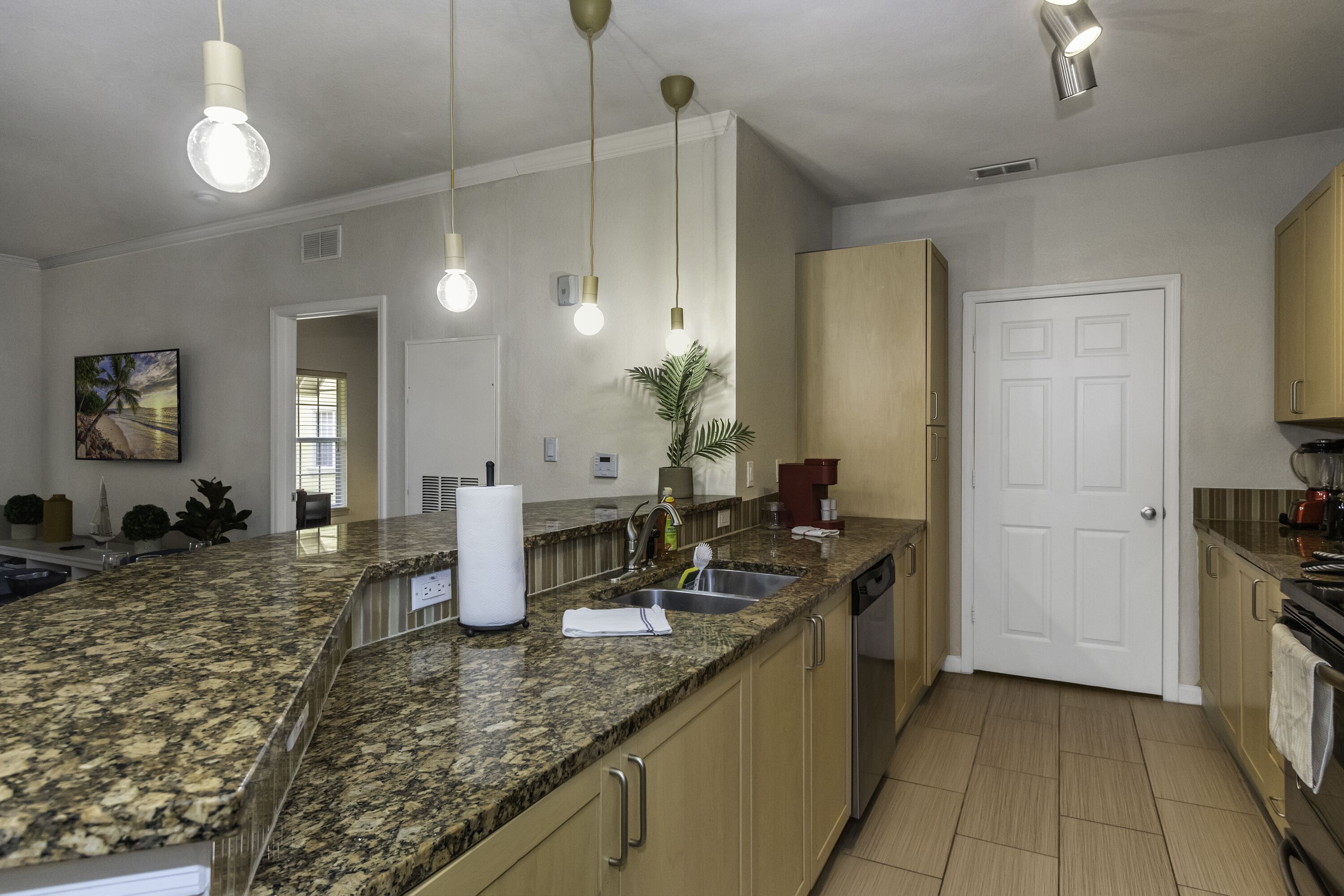 Tranquil 2BR with Pool/King Bed/Central location