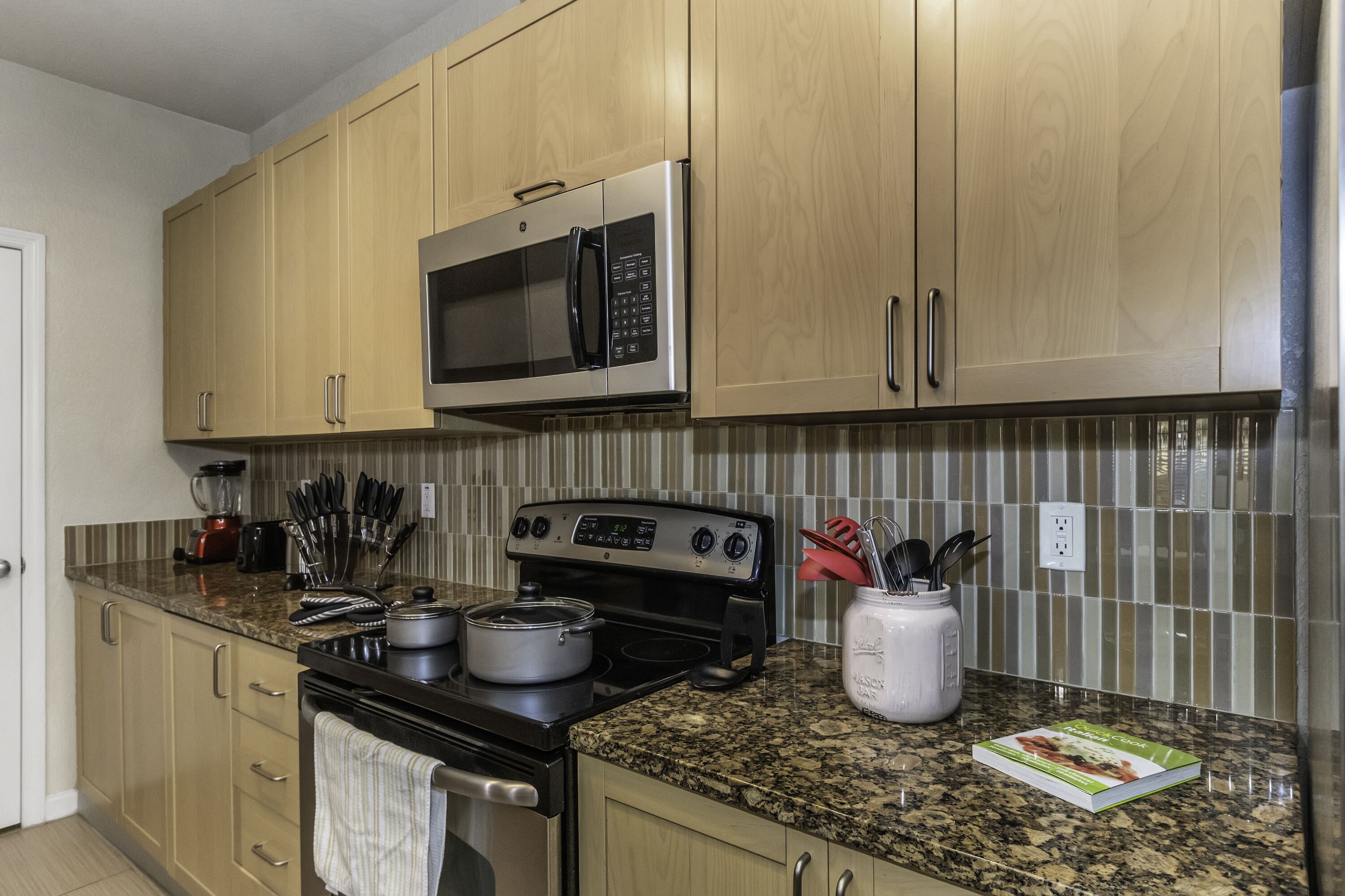 Tranquil 2BR with Pool/King Bed/Central location