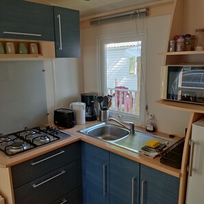 Réfrigérateur, micro-ondes, plaque de cuisson, cafetière/bouilloire