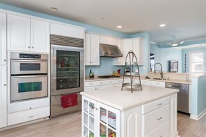 Refrigerador, microondas, horno y lavavajillas 