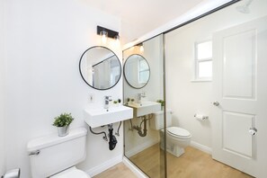 Ensemble douche/baignoire, sèche-cheveux, serviettes fournies