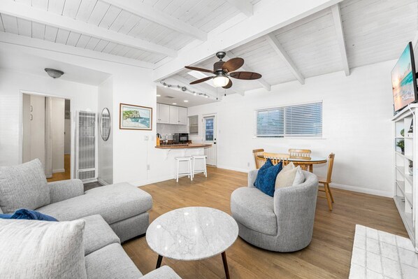 TV, fireplace - Renovated 3 Bedroom Home on 41st-1 min walk to Beach (Newport Beach)