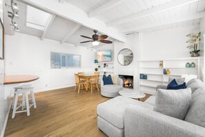 TV, fireplace - Renovated 3 Bedroom Home on 41st-1 min walk to Beach (Newport Beach)