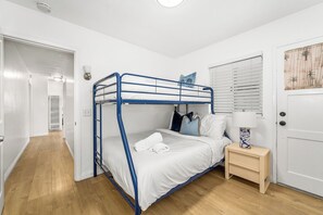 3 bedrooms, travel cot, WiFi, bed sheets - Renovated 3 Bedroom Home on 41st-1 min walk to Beach (Newport Beach)