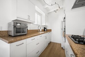 Fridge, microwave, stovetop, dishwasher