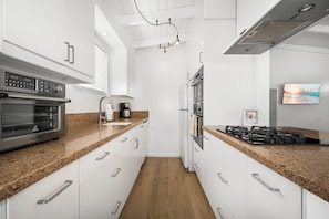 Fridge, microwave, stovetop, dishwasher