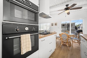 Refrigerador, microondas, placa de cocina, lavavajillas