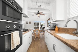 Refrigerador, microondas, placa de cocina, lavavajillas