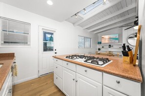 Fridge, microwave, stovetop, dishwasher - 5 Bedroom Duplex 1 minute Walk to the Ocean (Newport Beach)