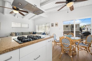 Dining - 5 Bedroom Duplex 1 minute Walk to the Ocean (Newport Beach)