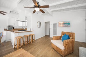 TV, fireplace - 5 Bedroom Duplex 1 minute Walk to the Ocean (Newport Beach)