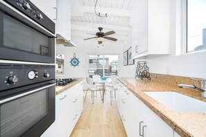 Réfrigérateur, four à micro-ondes, surface de cuisson, lave-vaisselle