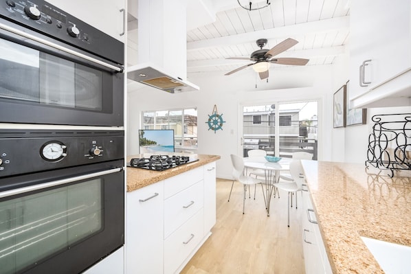 Réfrigérateur, four à micro-ondes, surface de cuisson, lave-vaisselle