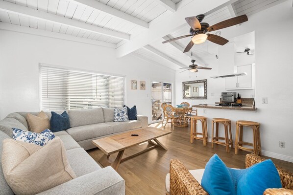 TV, fireplace - 5 Bedroom Duplex 1 minute Walk to the Ocean (Newport Beach)