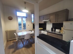 Fridge, microwave, oven, coffee/tea maker - Furnished rental in Vichy with private courtyard and parking space (Vichy)