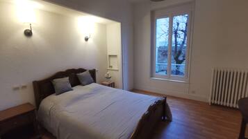1 bedroom, iron/ironing board, travel cot, WiFi