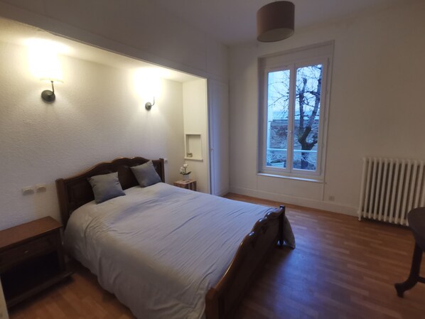 1 bedroom, iron/ironing board, travel crib, WiFi - Furnished rental in Vichy with private courtyard and parking space (Vichy)