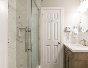 Shower, hair dryer, towels, soap - Aug 21 till 30th , under 200 @ Ocean Oasis walk to Barefoot Landing (Myrtle Beach)