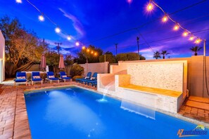 A heated pool - Luxury Old Town Oasis 🌵 Waterslide • Heated Pool • Putting Green • Spa (Scottsdale)