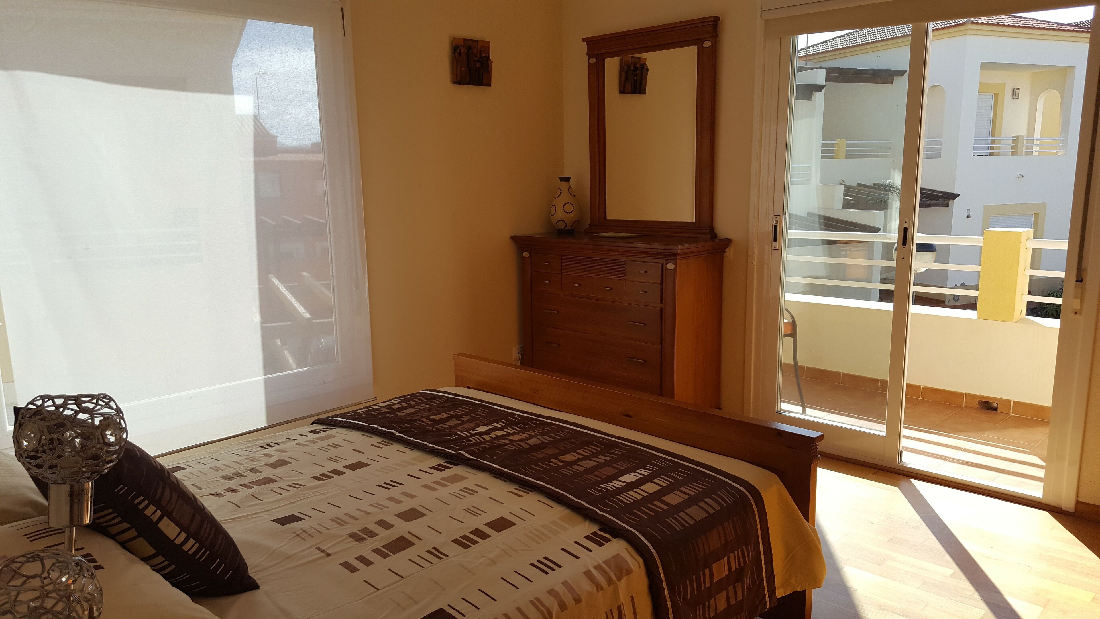 3 habitaciones, tabla de planchar con plancha y cuna de viaje 