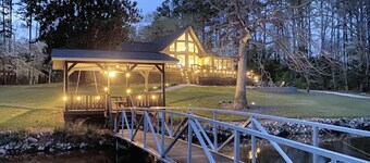 Lake Keowee Retreat w/Private Dock and Boat Ramp