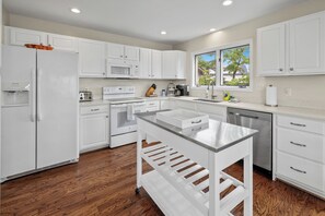 Fridge, microwave, oven, stovetop - Lake Keowee Retreat w/Private Dock and Boat Ramp (Seneca)