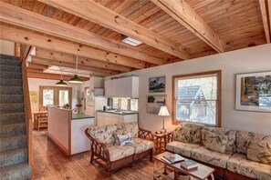 TV - 1214 - Toad Hall, Cozy, Quaint and Cute! Oceanside Corolla - 2 Bedrooms. (Corolla)