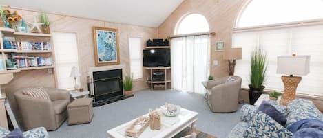 Télévision, cheminée, lecteur de DVD, baby-foot