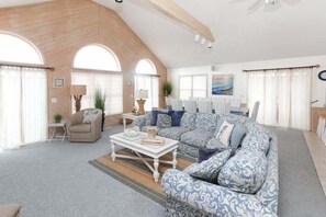 TV, caminetto, lettore DVD, tavolo da calcetto