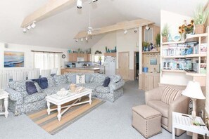 TV, caminetto, lettore DVD, tavolo da calcetto