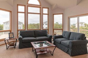 TV, videogiochi, lettore DVD, libri