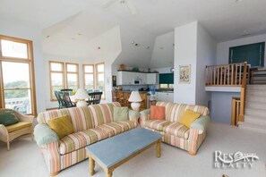 TV, caminetto, lettore DVD, libri