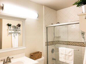 Bañera con ducha, secador de pelo, toallas, jabón