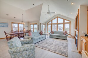 TV, caminetto, lettore DVD, tavolo da calcetto