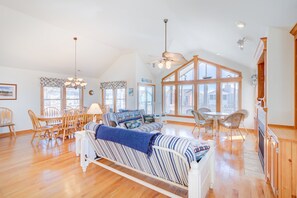 TV a schermo piatto, caminetto, lettore DVD, impianto stereo