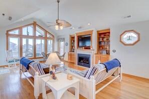 TV a schermo piatto, caminetto, lettore DVD, impianto stereo