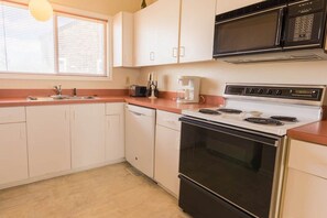 Frigorifero, microonde, forno, piano cottura